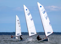 Charlie Cumbley and 2015 World Champion Andre Budzien leading the fleet during the Worlds  - Photo OK Class Association